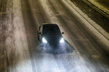 Samochodowy ruch w czasie opadów śniegu. Zima mroźna