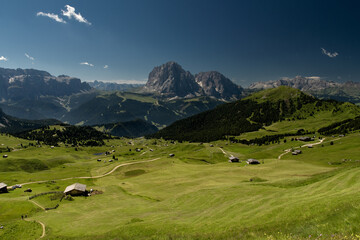 Fototapeta na wymiar VIsta del maestoso e imponente Sassolungo dal Seceda, Val Gardena, Dolomiti