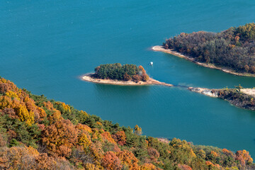 Fototapeta na wymiar high-angle view of the autumn lake