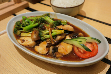 Beef Saute With Broccoli and Three Mushrooms. Cook beef with the addition of broccoli and three types of mushrooms and sauté until cooked. sweet and savory taste