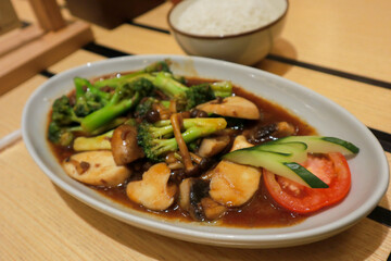 Beef Saute With Broccoli and Three Mushrooms. Cook beef with the addition of broccoli and three types of mushrooms and sauté until cooked. sweet and savory taste