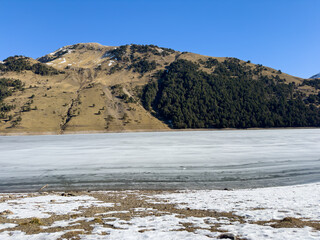 Lac de l'oule gelé - Glace - 733245316