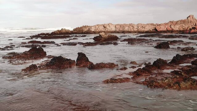 La marea va subiendo con olas muy grandes al fondo