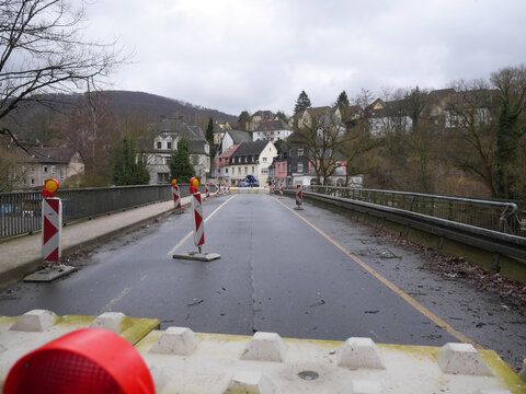 Gesperrte Lennebr&uuml;cke bei Altena-Nachrodt im Sauerland / durch marode Br&uuml;cken wird ganze Region abgeh&auml;ngt