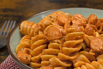 pâtes aux saucisses et à la sauce tomate dans un plat	