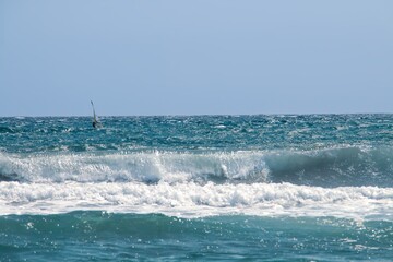 Tabla de windsurf en el  mar Mediterráneo en Almería, España. Windsurfista practicando en un...