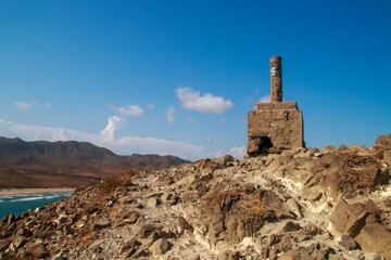 Punto geodésico sobre la colina conocida como Cerro de Los Genoveses, en San José, Almería, España. Vista del paisaje costero y desértico a orillas del mar Mediterráneo.