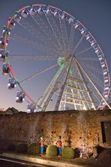 Ruota panoramica gigante illuminata in città di Colmar luna park