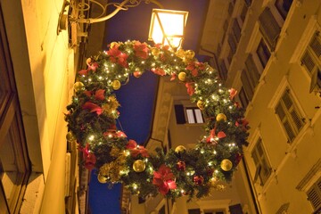 Ghirlanda corona gigante Natale per le vie di Riva del Garda