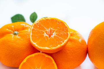 半分にカットしたジューシーなミカン