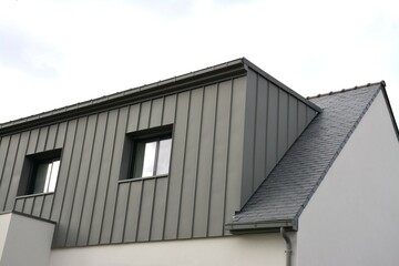Surélévation maison - Bardage de façade en zinc - Toiture en ardoises	