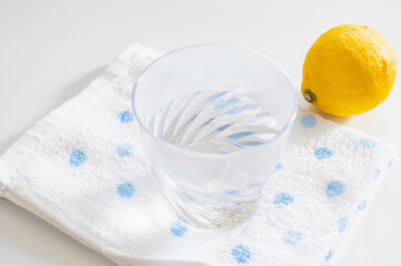 トライタンのグラスに入った白湯