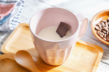 牛乳に板チョコを入れる