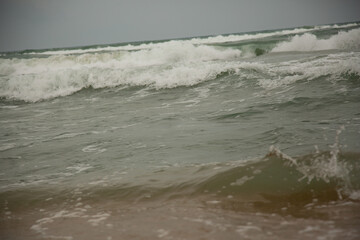 Fototapeta premium waves breaking on the beach