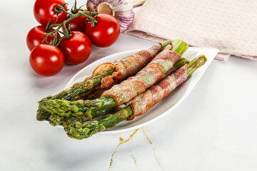 Grilled asparagus with bacon