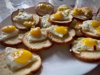 Homemade Mini Sunny-Side-Up Eggs on Toast: A Delightful Breakfast Presentation