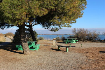 Tables de pique-nique devant l'étang de l'Arnel (avant le chemin du Pilou) à Villeneuve-lès-Maguelone