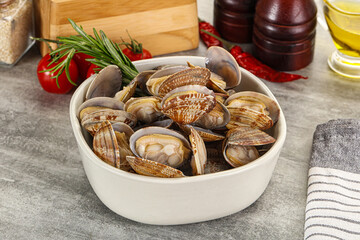 Raw vongole clams for cooking