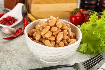 White canned beans in the bowl