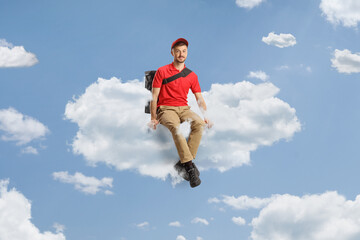 Obraz premium Food delivery guy sitting on a cloud