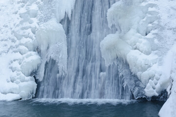 Zimowy wodospad - obrazy, fototapety, plakaty