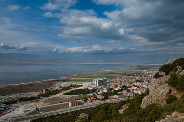 Obraz premium View of Lake Burdur from a high hill on a cloudy winter day.