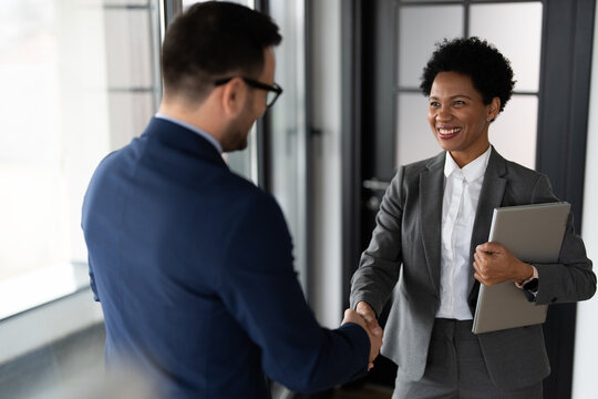 Image of businessman and businesswoman handshake 