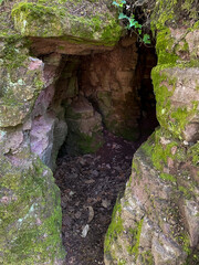 Kleine Höhle versteckt im Wald unterhalb der Burg Eberstein in Ebersteinburg