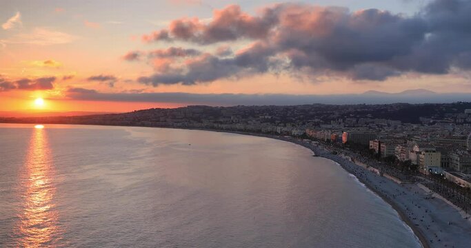 Coucher de soleil sur la plage de Nice en France