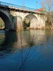 Fototapeta na wymiar Puente sobre el río Verdugo en Ponte Caldelas, Galicia
