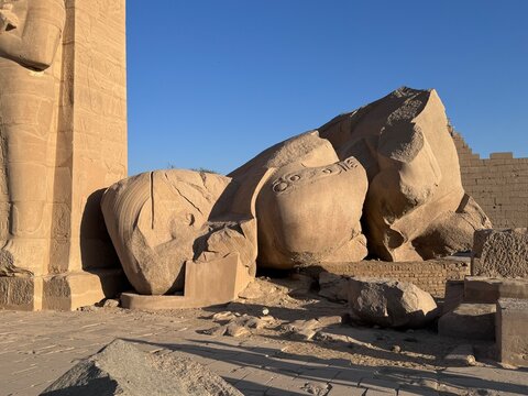 Umgest&uuml;rzte Statue im Ramesseum