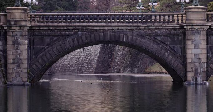 お濠にかかる石造りの橋。