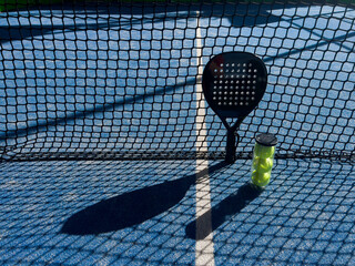 Pala de pádel con una pelota para jugar el deporte de mayor crecimiento en los últimos años a...