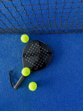 Pala de p&aacute;del con una pelota para jugar el deporte de mayor crecimiento en los &uacute;ltimos a&ntilde;os a nivel mundial. Cancha de p&aacute;del en verano, el momento perfecto para practicar esta disciplina deportiva.
