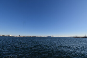 横浜港、ベイブリッジと風力発電遠望