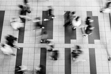休日の繁華街の人混み。JR大阪駅にて撮影。