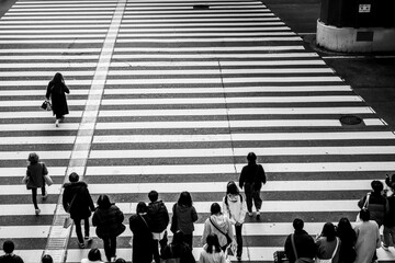 休日の繁華街で横断歩道を渡る人々。大阪梅田で撮影