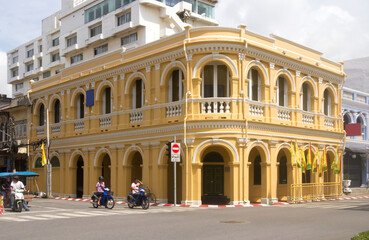 Obraz premium The newly restored former Chartered Bank building on the corner of Phang Nga road and Phuket road in old Phuket Town, Thailand