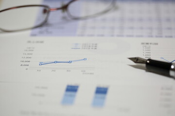 業績のグラフを分析する仕事