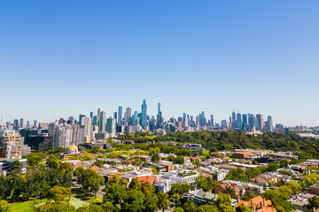 Obraz premium An aerial view of the Melbourne CBD on a sunny morning. 