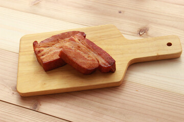 カッティングボードの上の燻製ベーコン