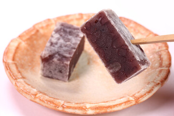 皿に盛ったきんつばを食べる