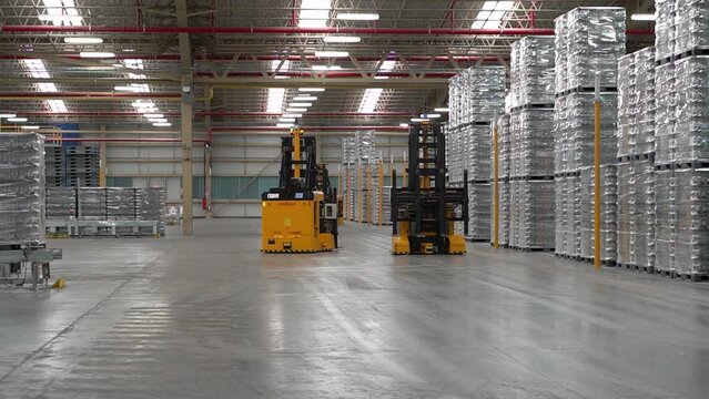 Automated forklifts operating independently in a warehouse