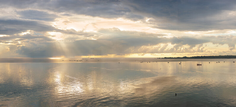Panorama lado derecho puesta de sol en el mar de Tanjung Pandan,  Belitung, Indonesia