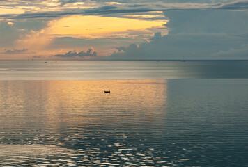 Obraz premium Puesta de sol en el mar de Tanjung Pandan, Belitung, Indonesia