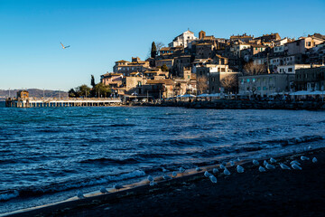 Le village médiéval d'Anguillara Sabazia en Italie