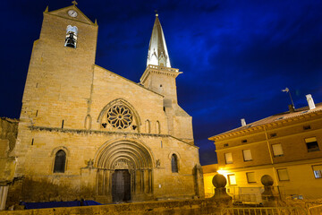 lever du jour vu sur église centre ville d'Olite aux heures bleus dans le pays de Navarre en...