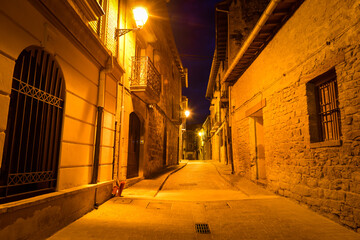 lever du jour vu sur ruelle du centre ville d'Olite aux heures bleus dans le pays de Navarre en...