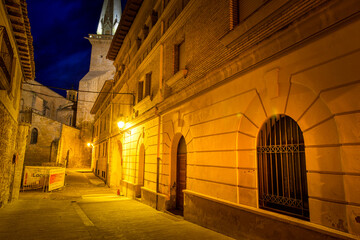 lever du jour vu sur ruelle du centre ville d'Olite aux heures bleus dans le pays de Navarre en...