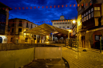 lever du jour vu sur place centrale du centre ville d'Olite aux heures bleus dans le pays de...
